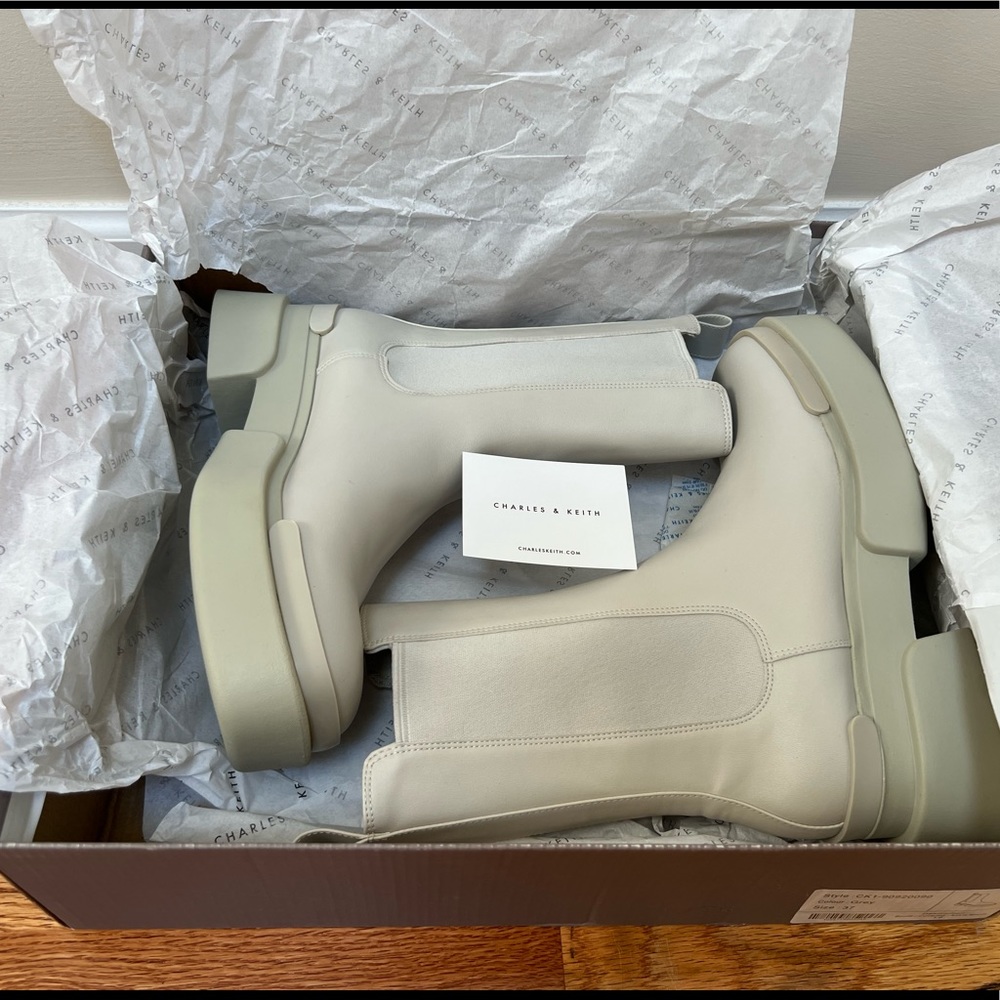 Charles & Keith: Platform Chelsea Boots - Picture 3 of 7